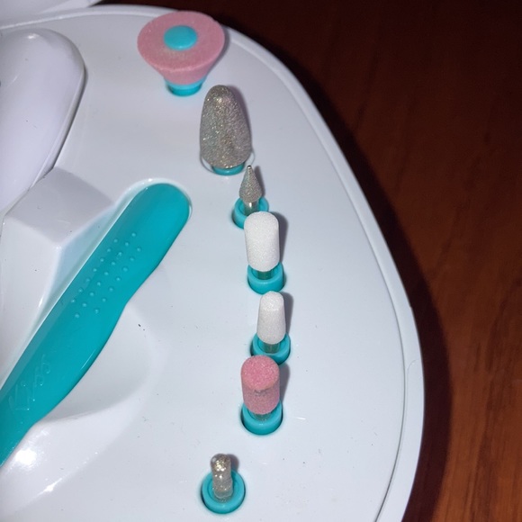 Kiss Nail Kit All pieces in kit. Used 1 pink file only. - Picture 7 of 8